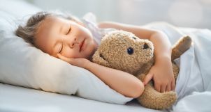 Thời điểm nào nên rèn cho bé ngủ một mình?