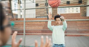 Khám phá lợi ích của bóng rổ đối với sự phát triển của trẻ