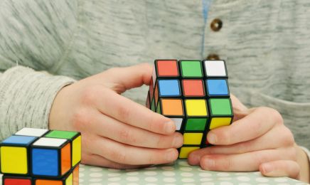 vong-quanh-the-gioi-do-choi-rubik-va-nhung-su-that-thu-vi-co-le-ban-chua-biet
