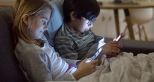 Cha mẹ cần làm gì để bảo vệ trẻ bị bắt nạt trên mạng