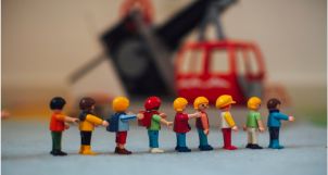 vong-quanh-the-gioi-lego-su-thanh-cong-tu-mot-xuong-go-tren-bo-vuc-pha-san