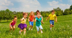 nuoi-con-khoe-cach-cham-soc-cho-tre-trong-mua-he-nang-nong-de-tranh-say-nang-soc-nhiet