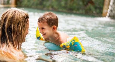 nuoi-con-khoe-cach-giup-tre-khong-so-nuoc-khi-hoc-boi-cua-be-duy-va-me