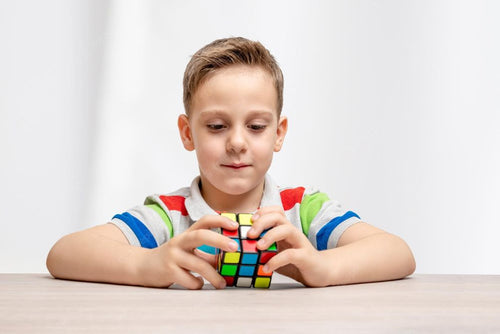 day-con-thong-minh-nhung-loi-ich-tuyet-voi-cua-do-choi-rubik-cho-be