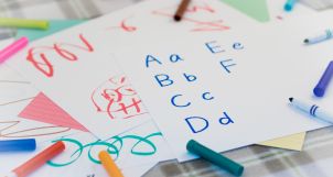 Cách sửa tư thế cầm bút sai cho trẻ chỉ với một sợi thun