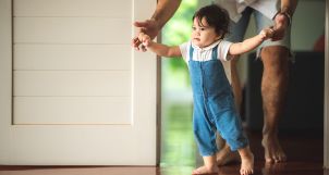 Ba mẹ nên cho trẻ 1 tuổi vận động sao cho hiệu quả?