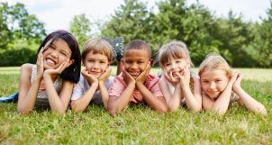 Làm thế nào để hướng dẫn con nhận biết tình bạn tốt?