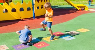 Bí kíp chọn đồ chơi mùa hè khiến bé yêu thích mê