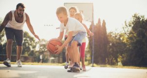 Nên cho trẻ chơi bóng rổ ở độ tuổi nào là hợp lý?