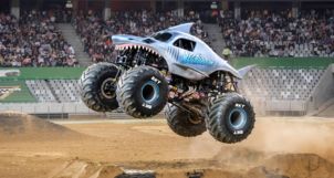 Chinh phục mọi địa hình cùng chiến xe Monster Jam