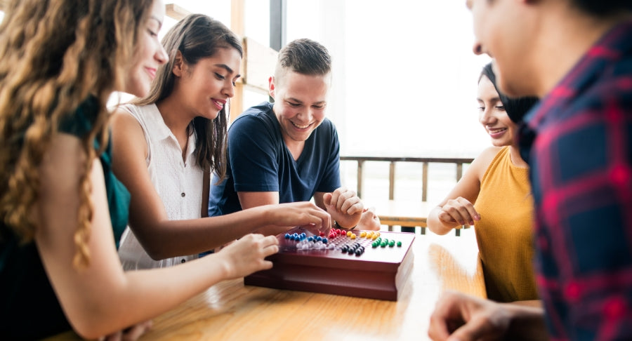Cách tổ chức chơi Boardgame thú vị cho gia đình