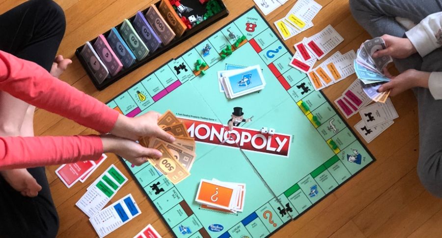 Chơi boardgame cùng gia đình: Dạy con kỹ năng tiền bạc
