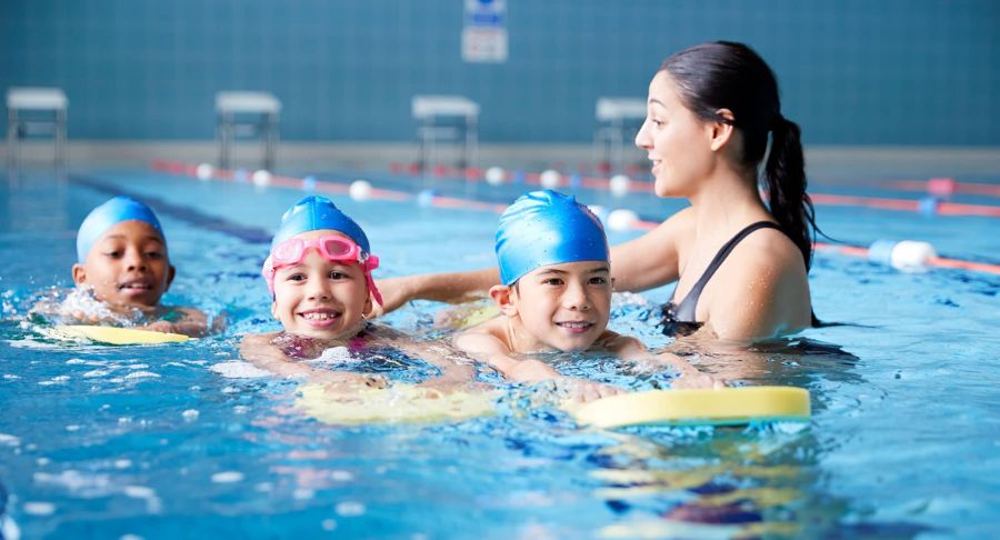 co-nen-thue-giao-vien-day-boi-cho-tre-khong