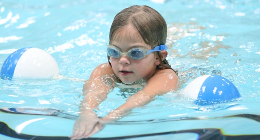 Dạy trẻ học bơi kiểu nào dễ nhất? 5 cách giúp bé tự tin xuống nước