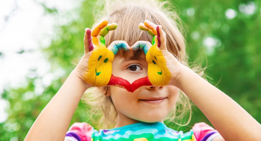 day-tre-nhan-biet-mau-sac