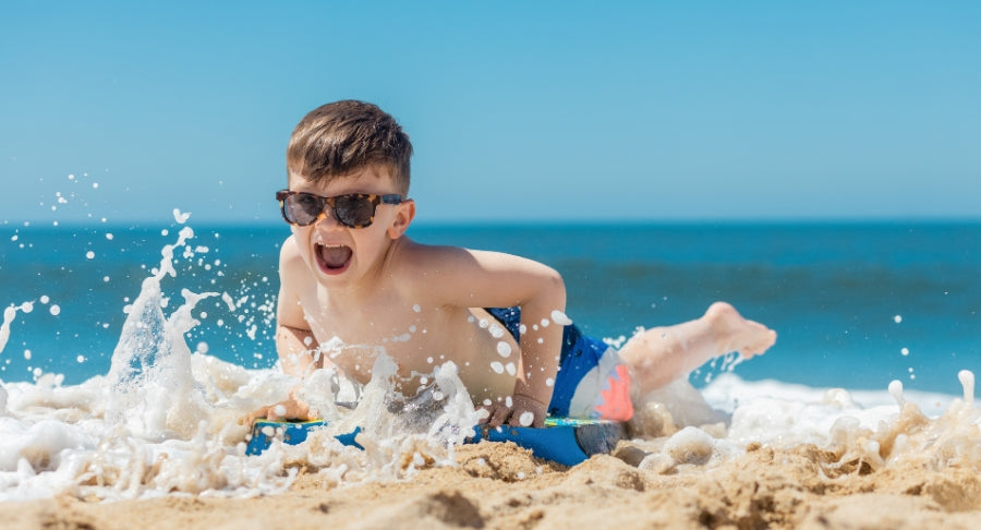 Mách mẹ cách chuẩn bị đồ đi biển cho bé trai cực chi tiết