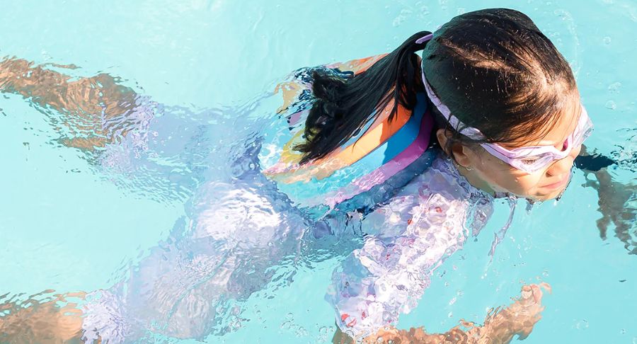 Dụng cụ hỗ trợ bơi ếch trẻ em: Chọn phao, kính, mũ thế nào chuẩn?