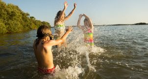 Đồ chơi với nước đập tan cái nóng mùa hè