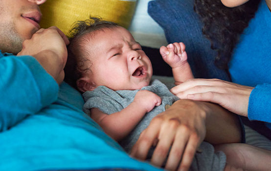 Tại sao bé lại khóc và làm sao để dỗ bé nín khóc?