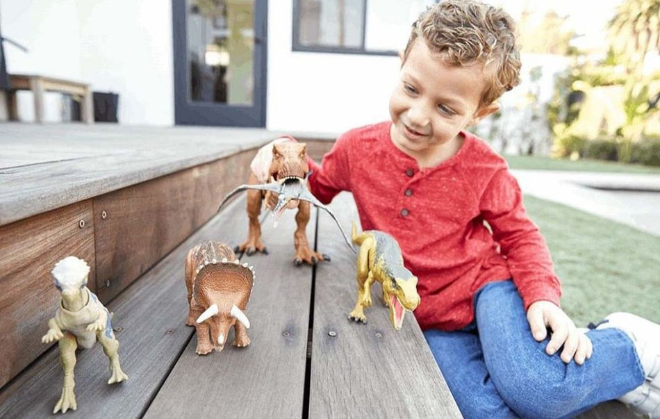 Bé phiêu lưu đến thế giới khủng long cùng mô hình Jurassic World