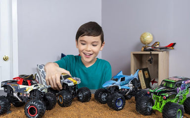 choi-cung-con-giai-ma-suc-hut-kho-cuong-cua-sieu-xe-dieu-khien-monster-jam