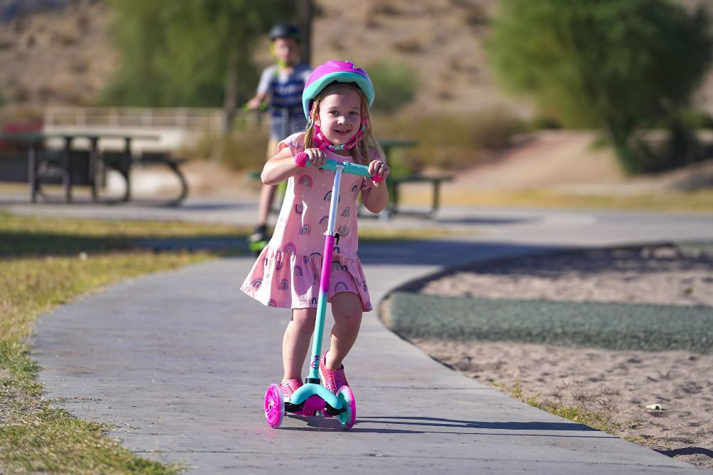 Tất tần tật những điều ba mẹ cần biết về xe scooter 3 bánh cho bé