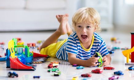 Để con tự mình khám phá thế giới cùng các loại xe Lego