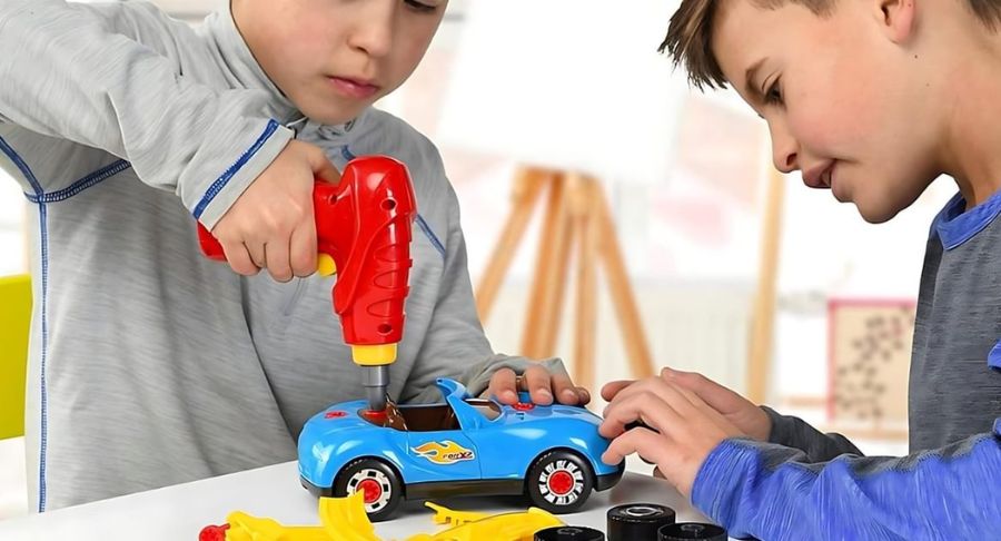 Quà tặng bé trai dịp hè: Làm sao chọn đúng món vừa vui vừa bổ ích?