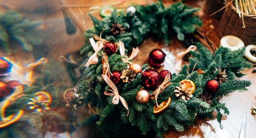 vong-quanh-the-gioi-tim-hieu-nguon-goc-va-y-nghia-cua-vong-nguyet-que-noel