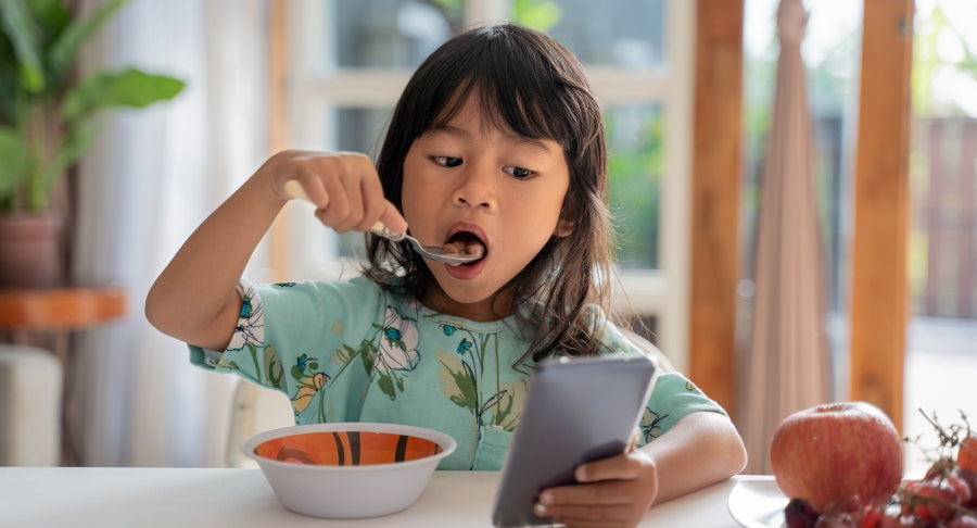 Sự thật đằng sau việc trẻ nghiện điện thoại và cách giải quyết