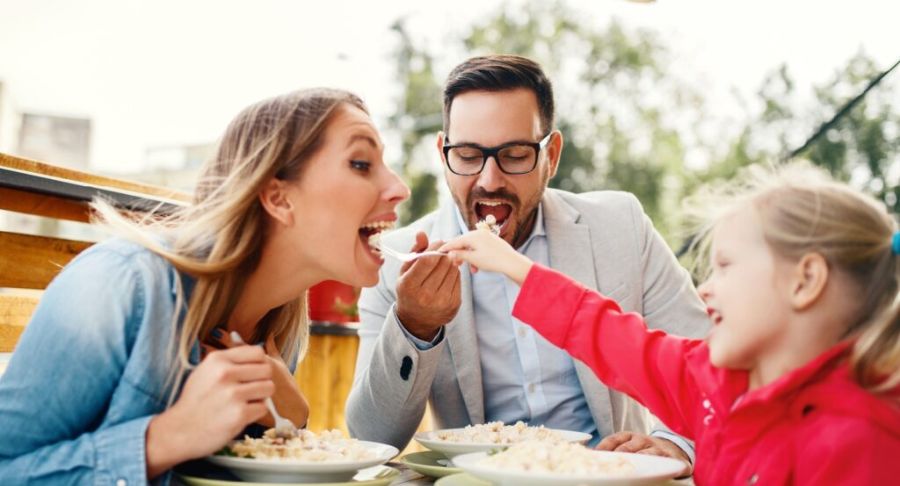 Vừa ăn vừa xem ti vi: Hệ lụy và cách để trẻ tập trung ăn ngon