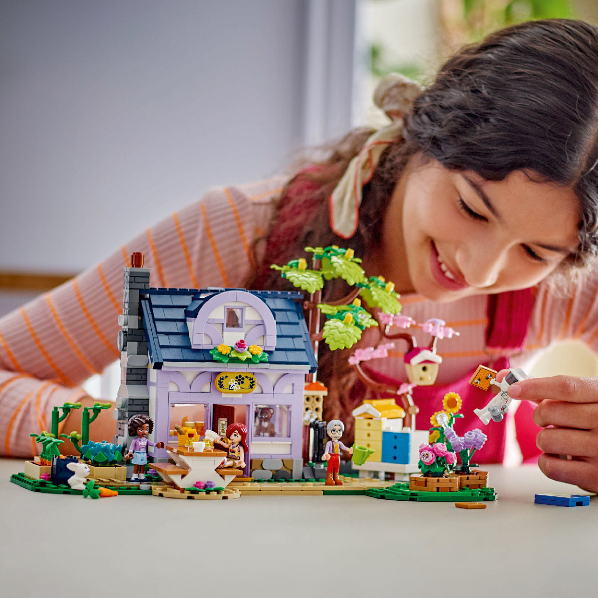 Đồ Chơi Lắp Ráp Nhà Nuôi Ong Và Vườn Hoa LEGO FRIENDS 42669