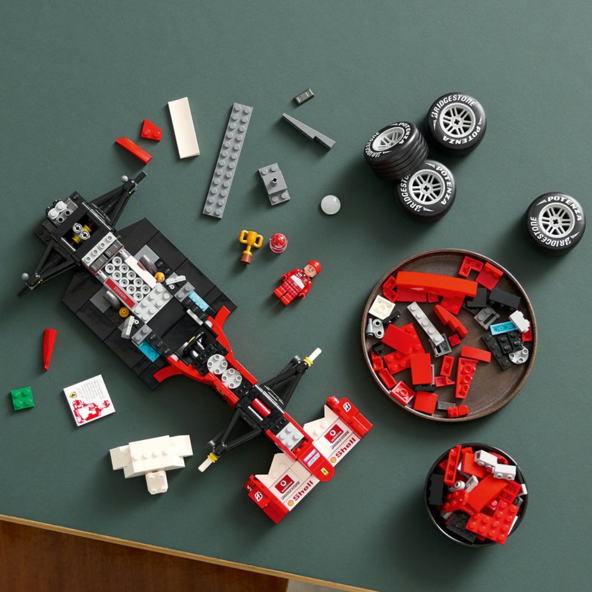 Đồ Chơi Lắp Ráp Xe Đua Ferrari F2004 Và Tay Đua Michael Schumacher LEGO ICONS 11375
