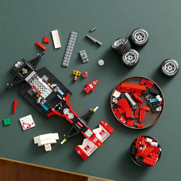 do-choi-xe-dua-ferrari-f2004-va-tay-dua-michael-schumacher-lego-icons-11375-010
