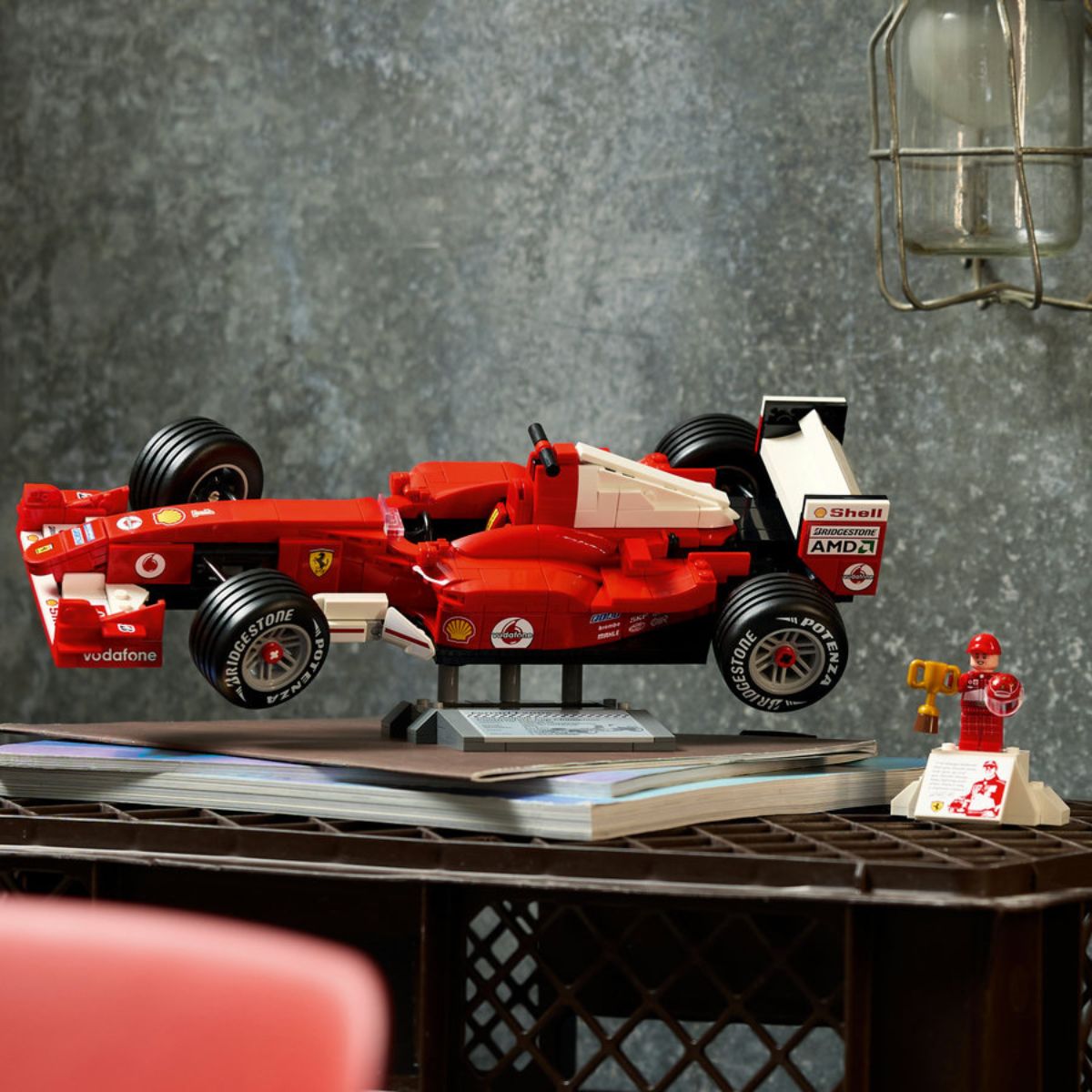 do-choi-xe-dua-ferrari-f2004-va-tay-dua-michael-schumacher-lego-icons-11375-04