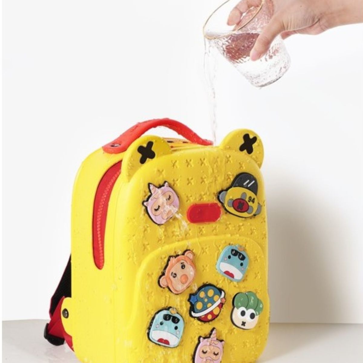 ba-lo-di-hoc-di-choi-kem-charm-koool-vang-kbp16-yellow-08