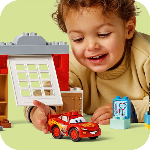 bo-lap-rap-chuyen-tham-gara-cua-bac-si-doc-va-xe-mcqueen-lego-duplo-10456-09