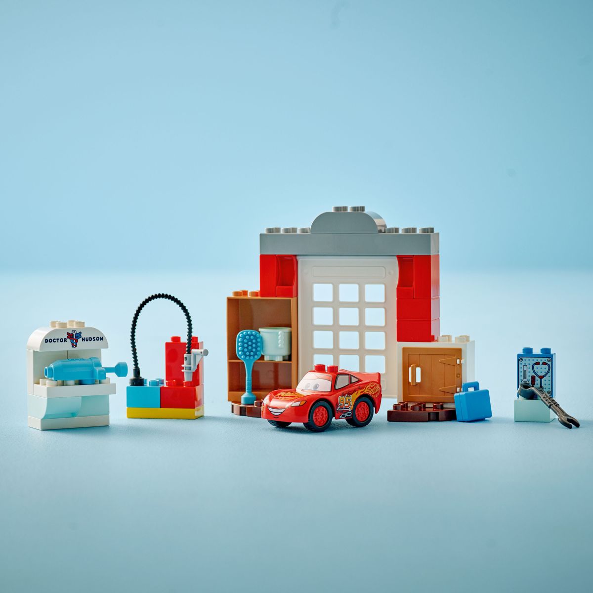 bo-lap-rap-chuyen-tham-gara-cua-bac-si-doc-va-xe-mcqueen-lego-duplo-10456-04