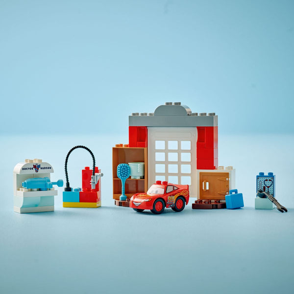 bo-lap-rap-chuyen-tham-gara-cua-bac-si-doc-va-xe-mcqueen-lego-duplo-10456-04