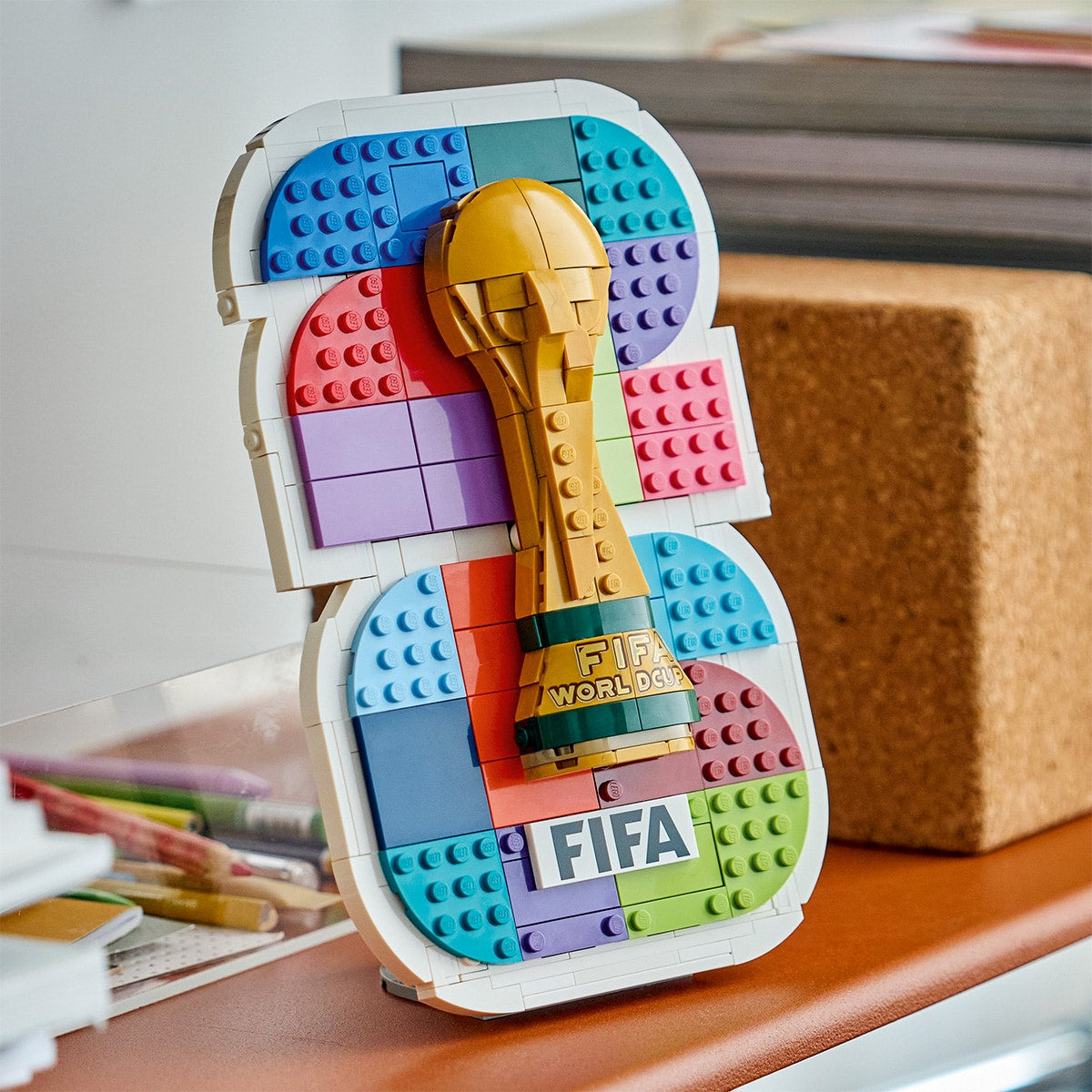bo-lap-rap-tranh-treo-tuong-bieu-tuong-fifa-world-cup-2026-lego-editions-sport-43032-07