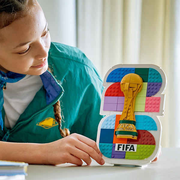 bo-lap-rap-tranh-treo-tuong-bieu-tuong-fifa-world-cup-2026-lego-editions-sport-43032-010