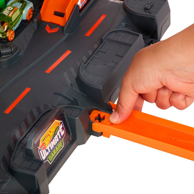 do-choi-dai-chien-khung-long-tai-gara-toi-thuong-hot-wheels-jhl98-012