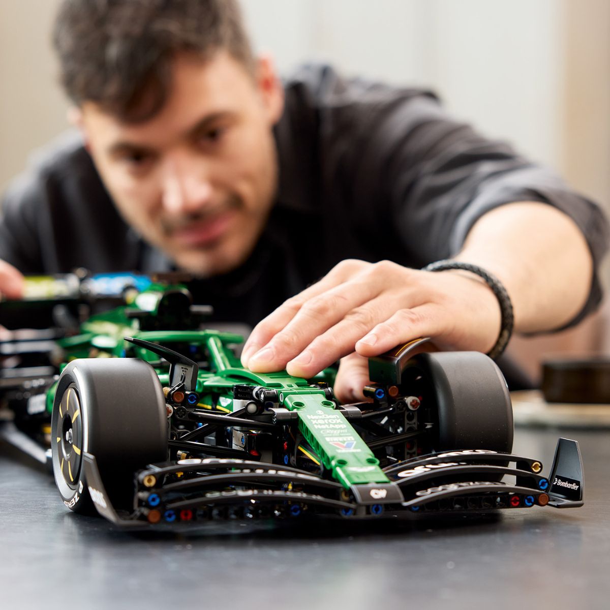 do-choi-lap-rap-aston-martin-aramco-amr25-f1-lego-technic-42240-07