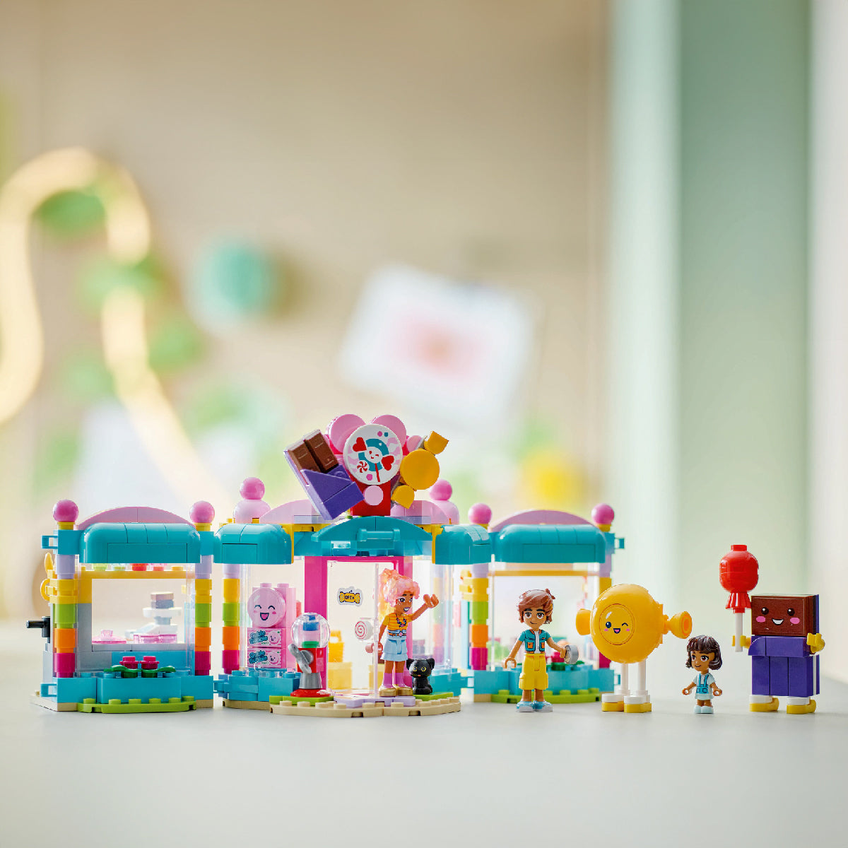 do-choi-lap-rap-cua-hang-keo-ngot-thanh-pho-heartlake-lego-friends-42649-014