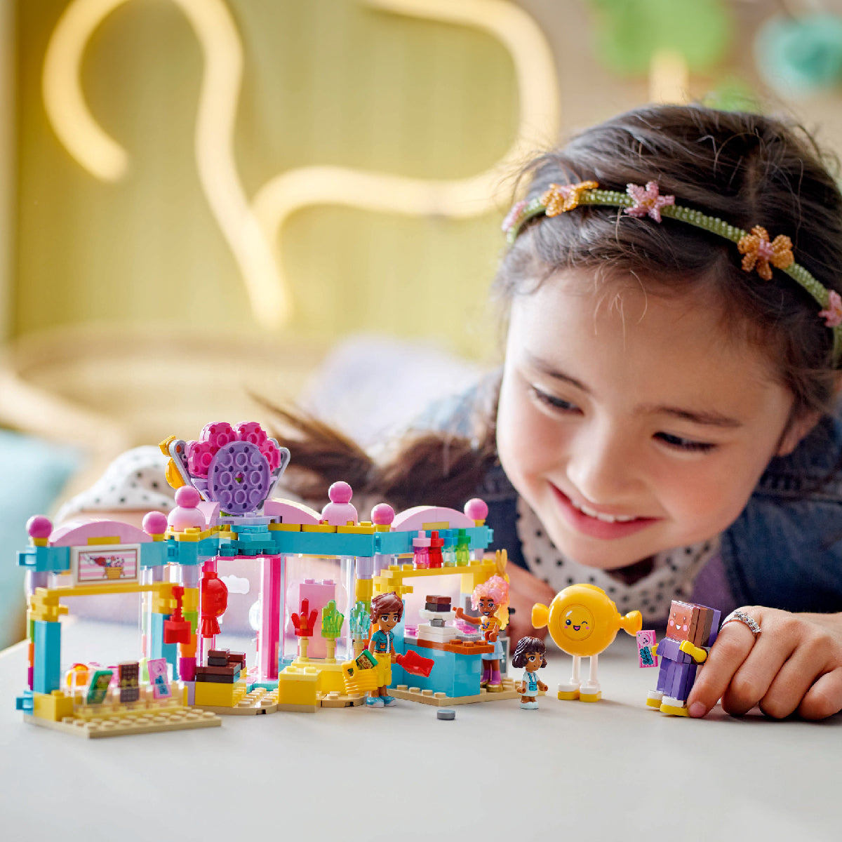 do-choi-lap-rap-cua-hang-keo-ngot-thanh-pho-heartlake-lego-friends-42649-015