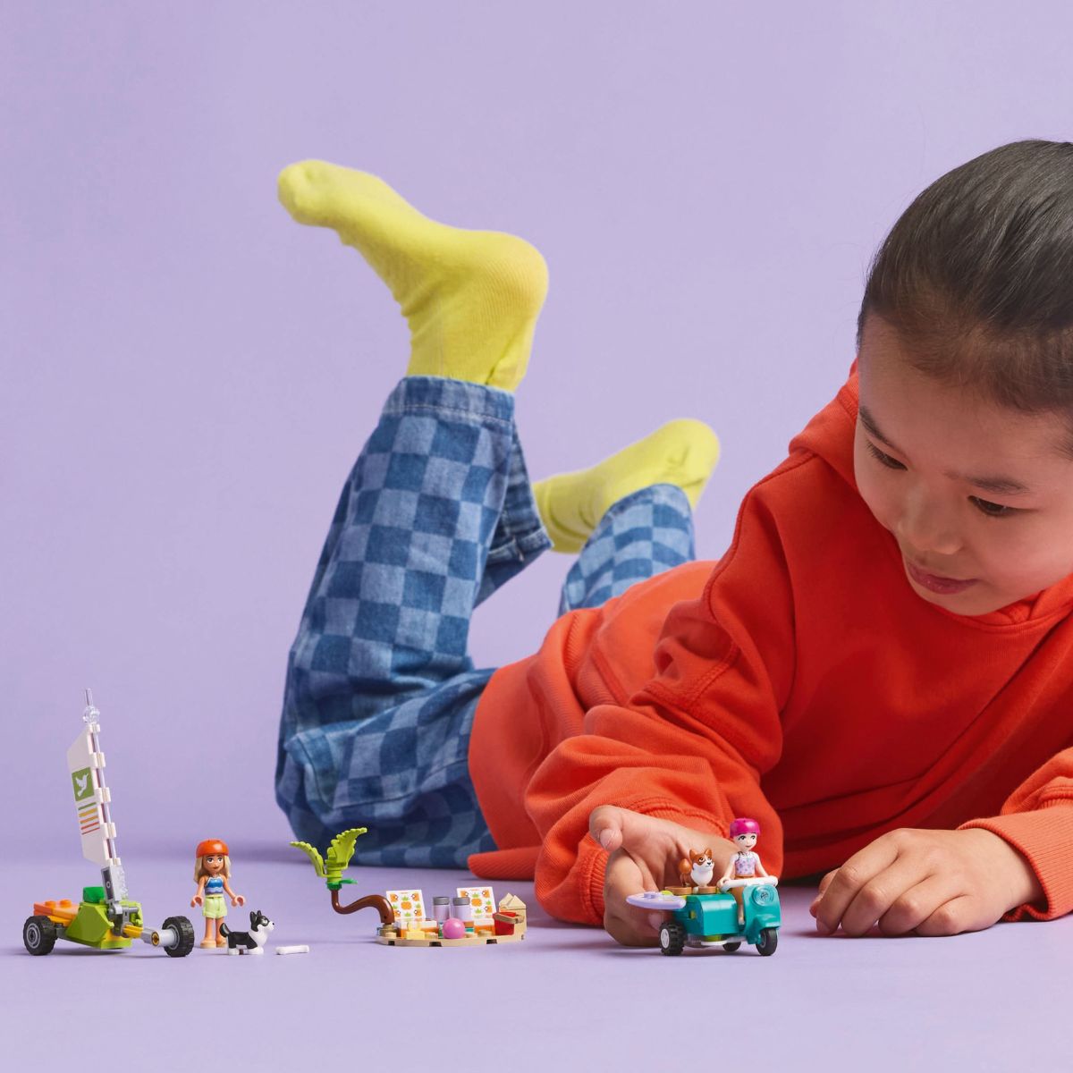 do-choi-lap-rap-cuoc-phieu-luu-xe-scooter-va-luot-song-lego-friends-42641-010
