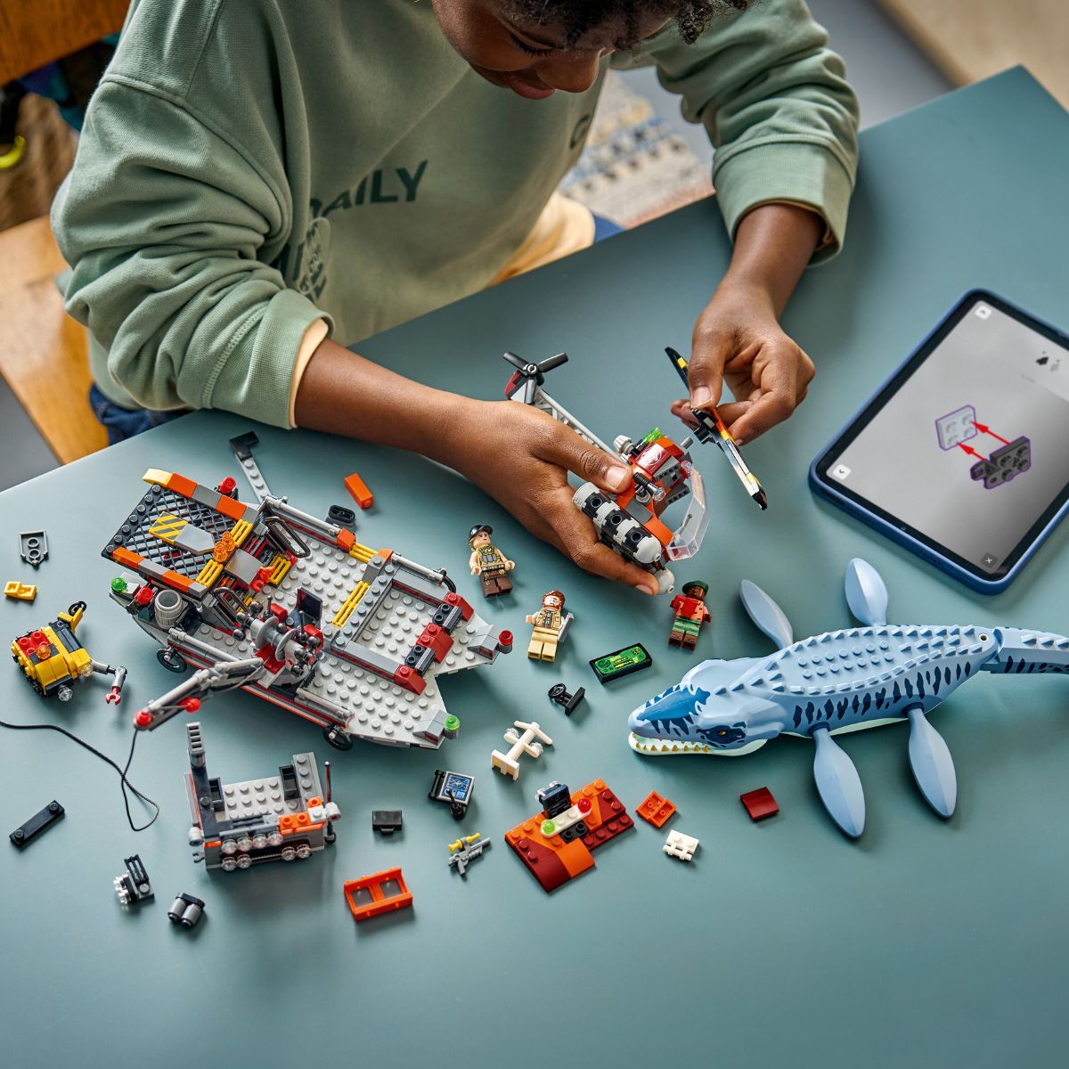 do-choi-lap-rap-khung-long-mosasaurus-tan-cong-thuyen-lego-jurassic-77983-010