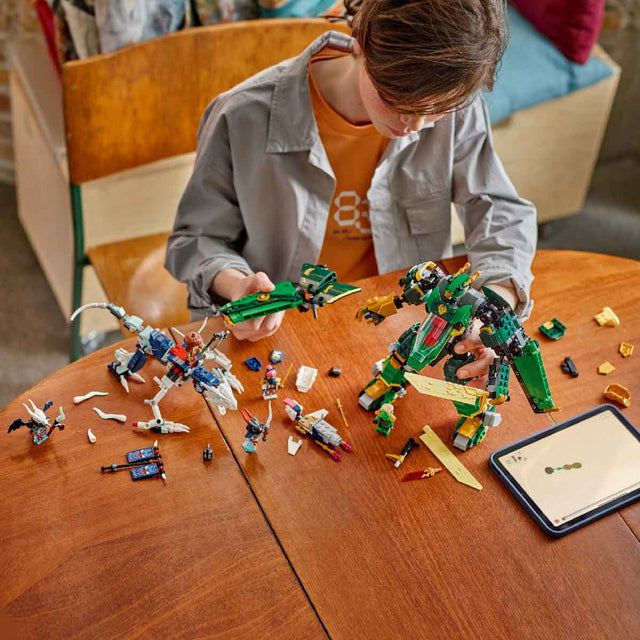 do-choi-lap-rap-lloyd-va-chien-giap-jet-lego-ninjago-71845-07