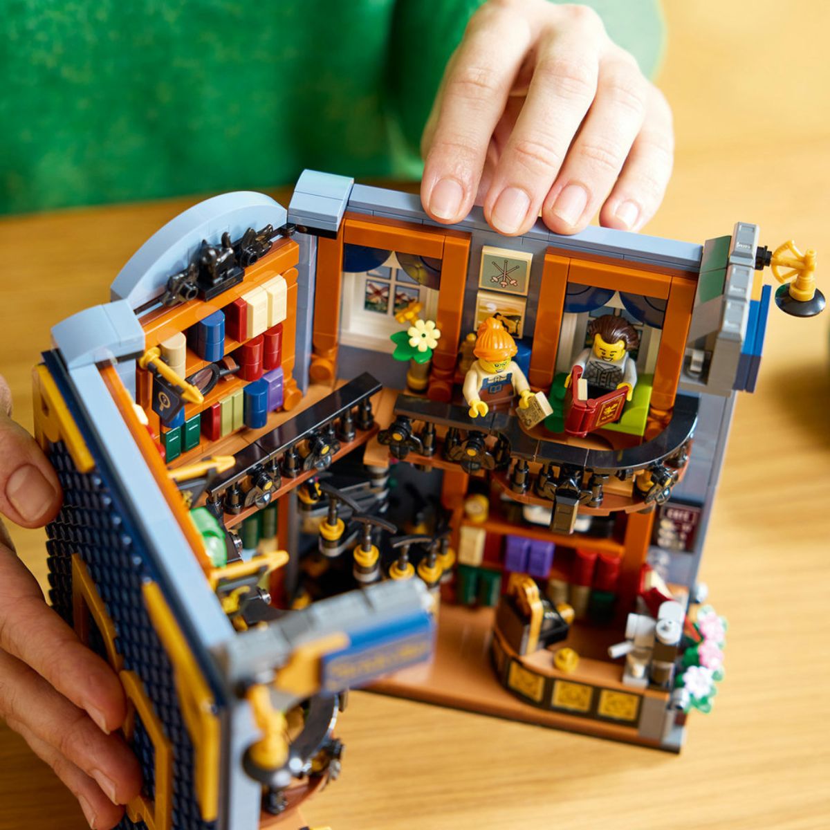 Đồ Chơi Lắp Ráp Mô Hình Chặn Sách (Book Nook) - Nhà Sách LEGO ICONS 11379 (1690 Chi Tiết)