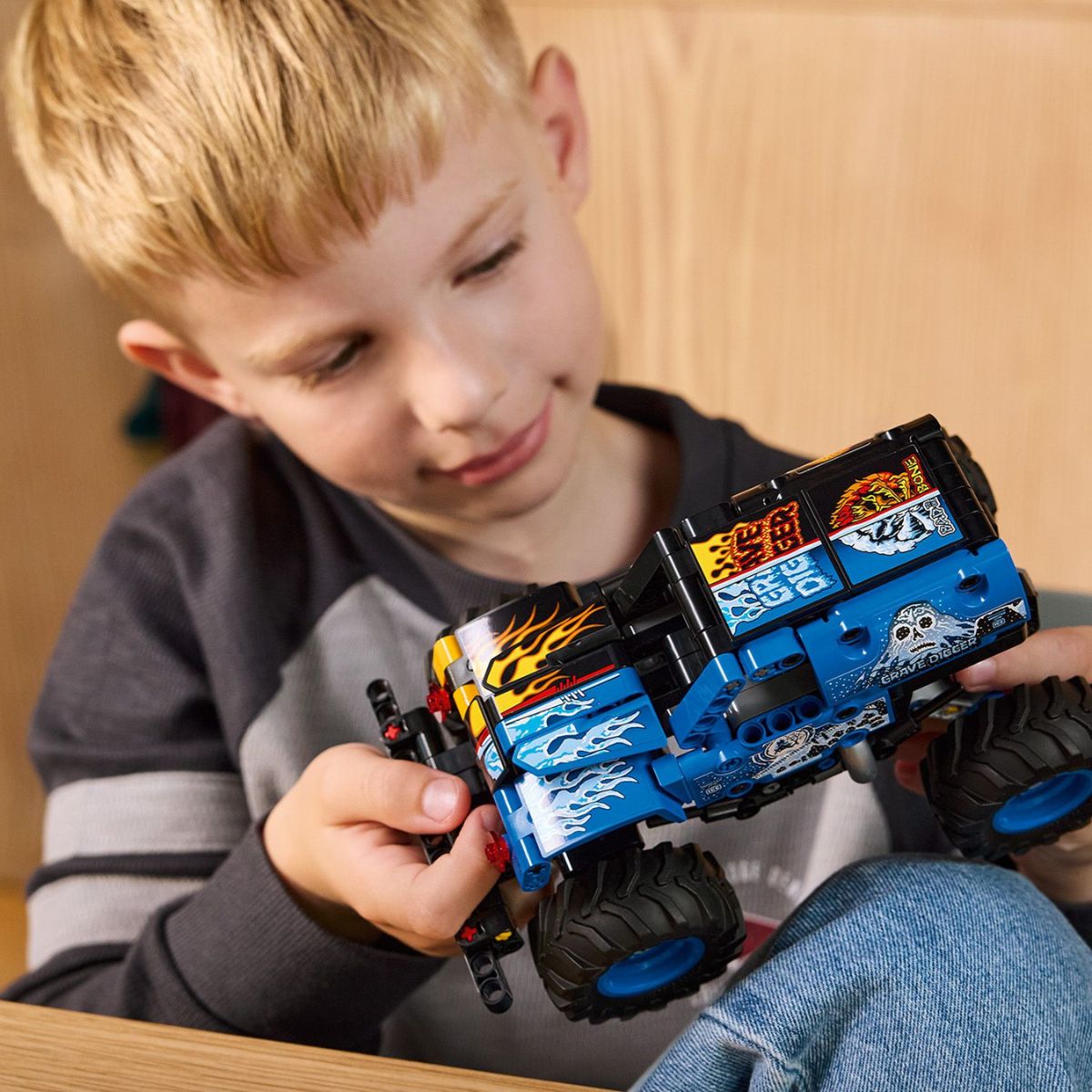 do-choi-lap-rap-monster-jam-grave-digger-lua-va-bang-lego-technic-42219-07